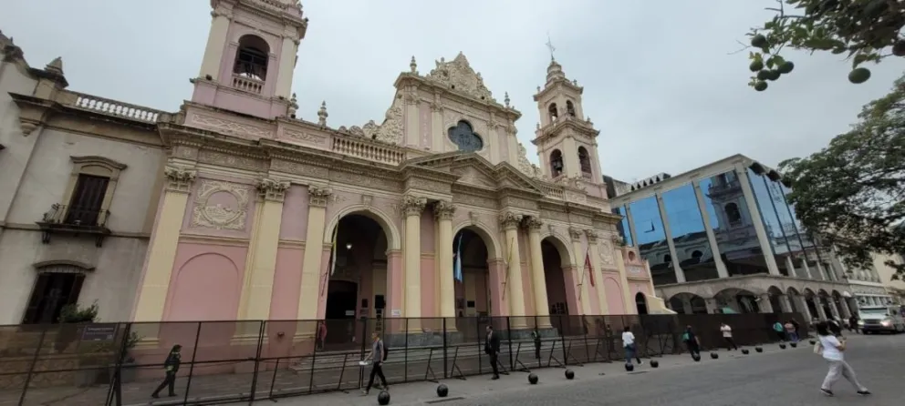 En la antesala a la marcha del 8M en Salta, la Catedral Basílica amaneció totalmente vallada