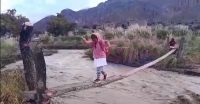 |VIDEO| Los niños de la Quebrada del Toro cruzan el río por un peligroso paso para ir a la escuela