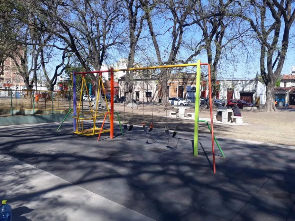 Una niña fue abandonada por su madre en el parque San Martín 