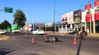 Fuerte choque entre un auto y una moto en Av. Paraguay: uno de los vehículos habría cruzado en rojo