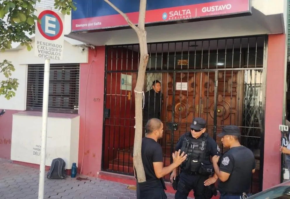 Un joven se “encadenó” en Desarrollo Social pidiendo asistencia y Mario Mimessi lo mandó a detener  