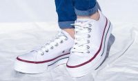 Olvidate de las manchas en tus zapatillas blancas de tela: los sorprendentes trucos para dejarlas impecables