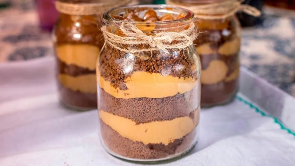 La imperdible receta de chocotorta sin harina ni azúcar y podés reciclar los frascos que tengas en casa
