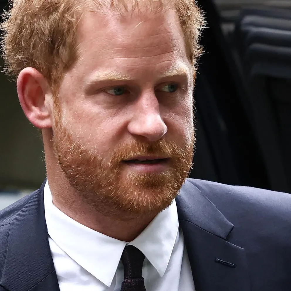 Príncipe Harry vuelve a apuntar contra la monarquía, implica su total renuncia