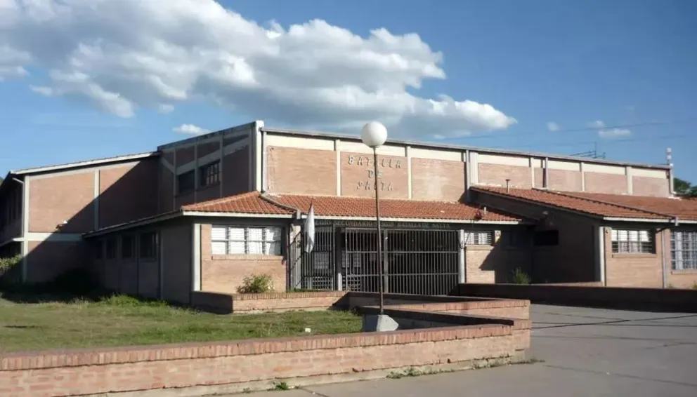 Robo en escuela del barrio Castañares: se llevó la mercadería del kiosco y quedó filmado