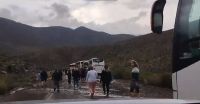 La tormenta afectó a la Ruta 51 y turistas cruzaron a pie en el sedimento