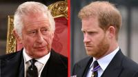 El rey Carlos y su lapidaria frase con la que le contó al príncipe Harry que no era su padre 