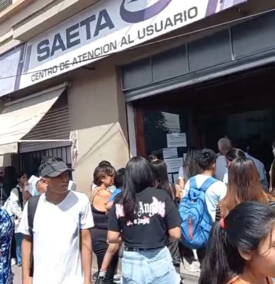 Malestar con SAETA: filas interminables de estudiantes de la UNSa para renovar el Pase Libre