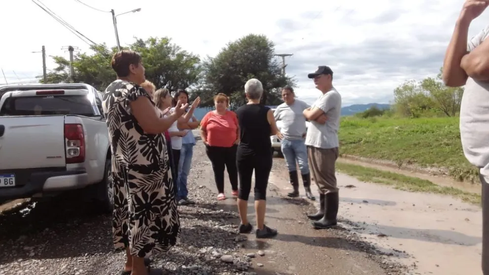 Tras el temporal en zona sur, asisten a vecinos de Los Lapachos afectados por las intensas lluvias