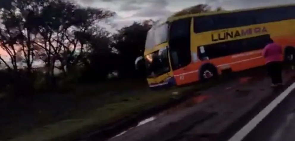 Terror en ruta salteña: un colectivo derrapó y quedó al borde de un barranco