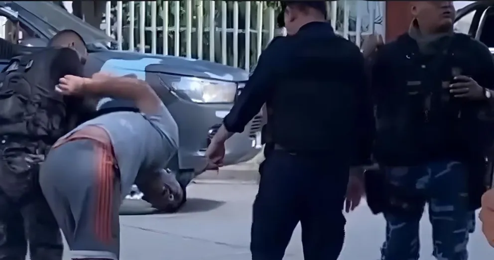 Rompió la ventanilla y robó elementos de un auto en la Municipalidad de Salta