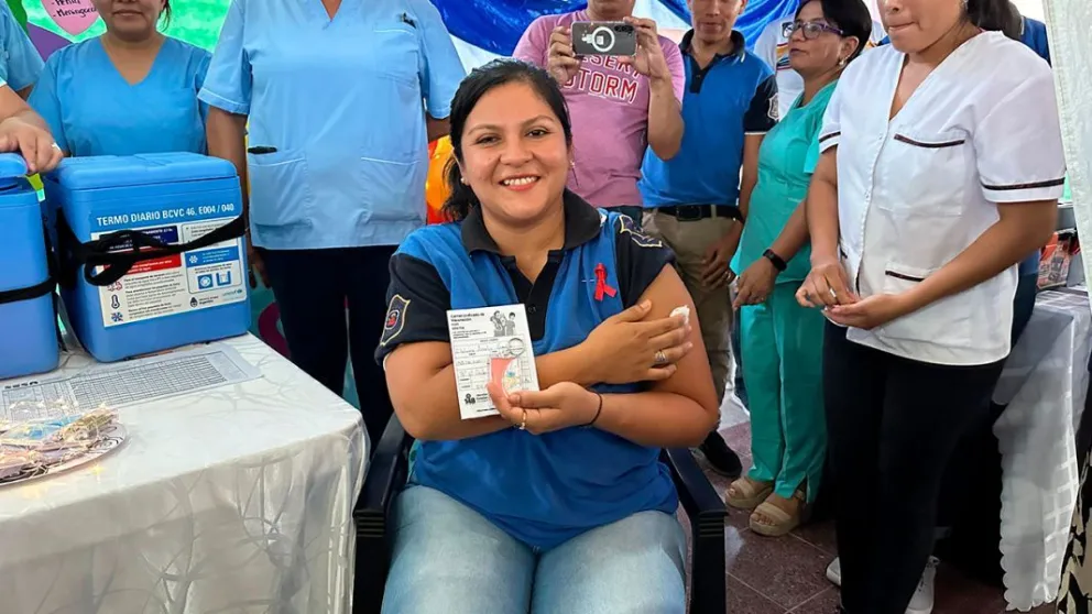 Lucha contra el dengue: comenzó la vacunación a policías y docentes