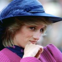 Los zapatos que la princesa Diana lució en los años 80, vuelven a la moda, son muy llamativos