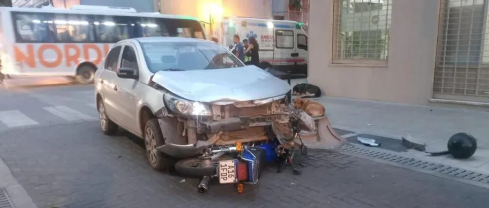 Un vehículo atropelló a un motociclista en pleno centro salteño: lo pasó por encima
