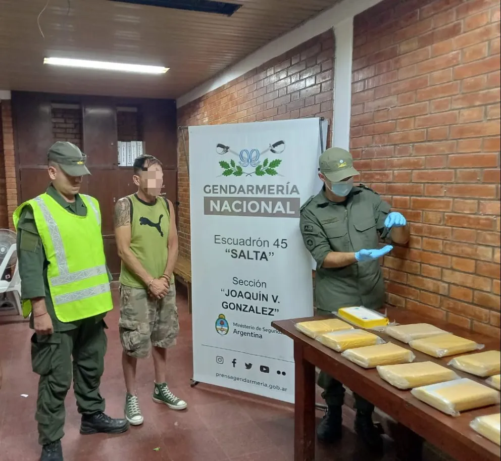 Increíble: en medio del combustible, llevaban 20 paquetes de droga en su tanque 