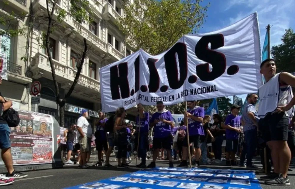 Abusaron y amenazaron de muerte a una militante de HIJOS: escribieron “VLLC” en la pared