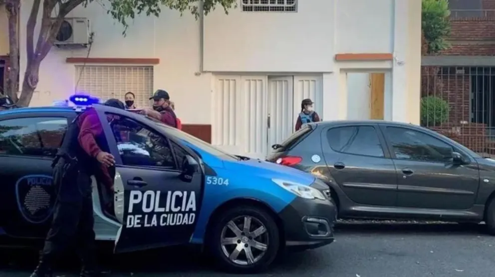 Escalofriante asesinato en Caballito: descuartizó a su papá, colocó el cuerpo en una valija y la cabeza sobre una mesa 