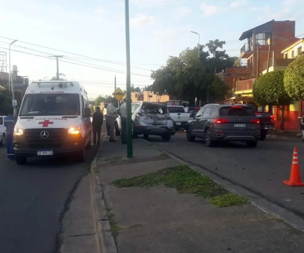 Un colectivo de SAETA provocó un choque en cadena y dos personas resultaron heridas