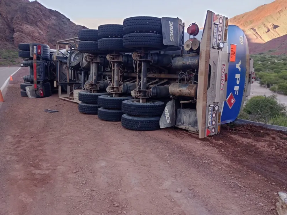 Un camión de YPF volcó y generó pánico en el Ruta Nacional 68