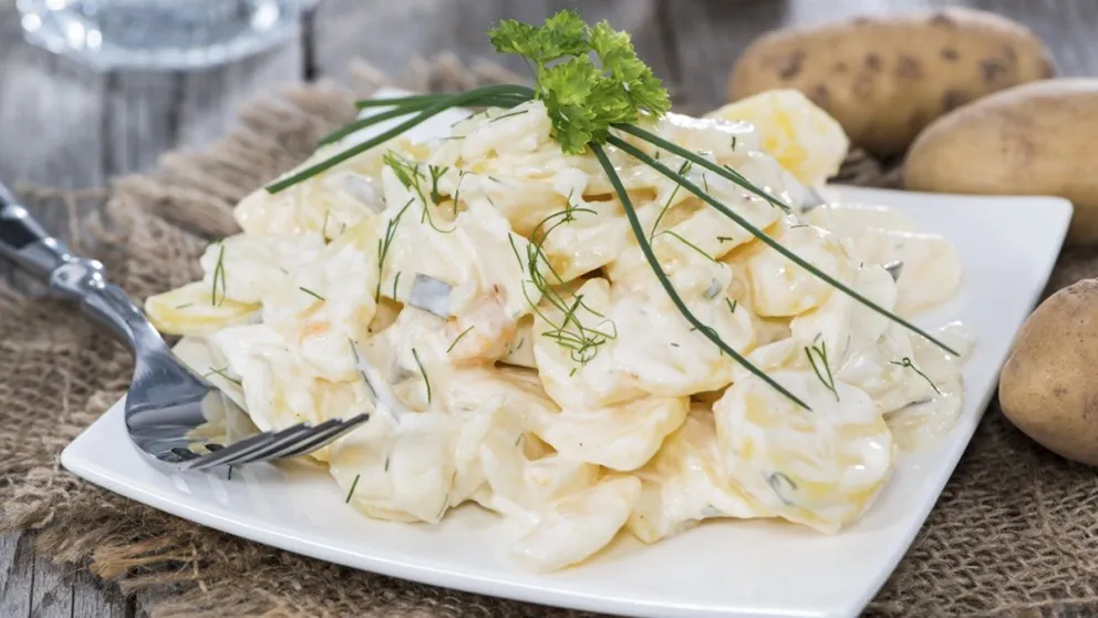 Tenemos la clásica receta de ensalada de papa con huevo: con una increíble variante que le da un sabor muy especial