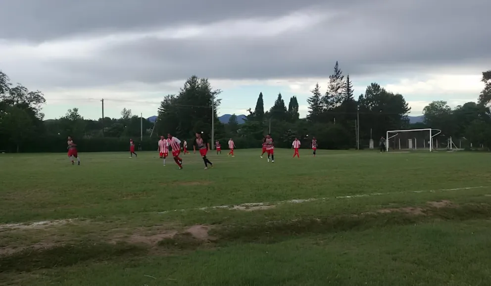 Tragedia en la cancha: un futbolista salteño falleció en pleno partido