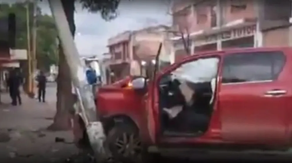accidente en Orán camioneta contra poste de luz