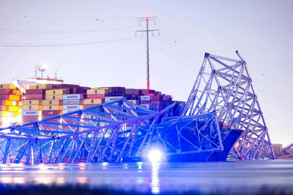 |VIDEO| Se desplomó un puente tras el impacto de un barco: decenas de personas desaparecidas