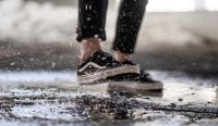 Este es el increíble truco para mantener tus zapatillas a salvo de la lluvia: con tan solo un ingrediente lo lograrás