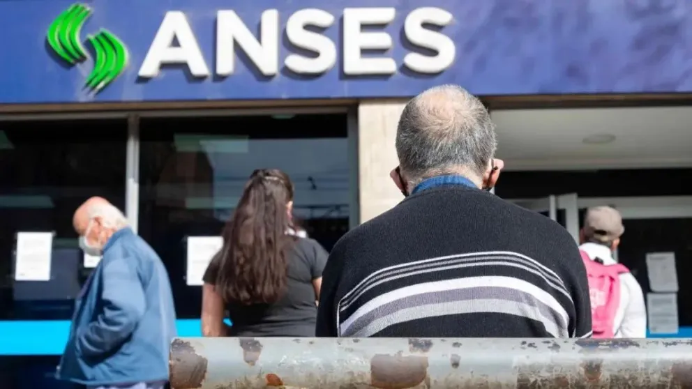 Jubilados: el mes de abril llegó con aumento, bono y fecha de pago, pero siguen las dos cuotas