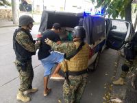 Conmoción en barrio Miguel Ortiz: detienen a dos hombres que amenazaban con armas de fuego