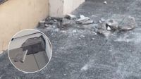 Derrumbe y susto en la ciudad: un pedazo de revoque de un balcón cayó sobre la vía pública