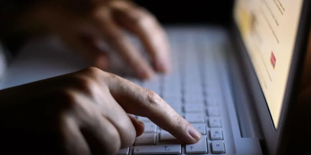 Insólito fallo de la Justicia: una mujer deberá pagarle a su marido una suma millonaria por escracharlo en redes sociales