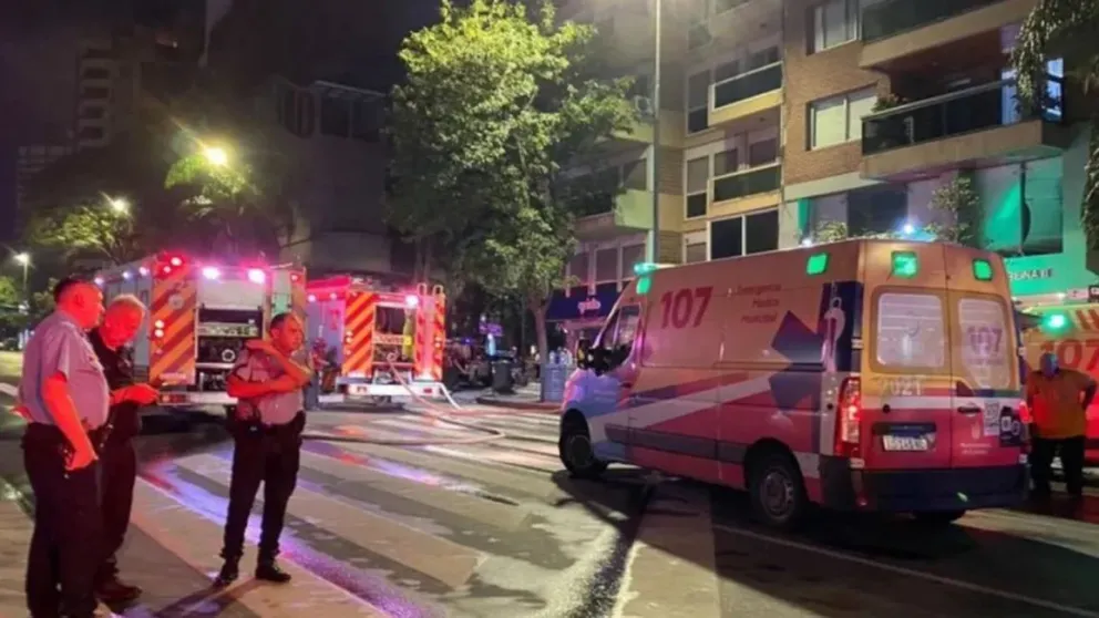 Incendio fatal en un departamento: un joven se arrojó del piso 12 para salvarse y murió