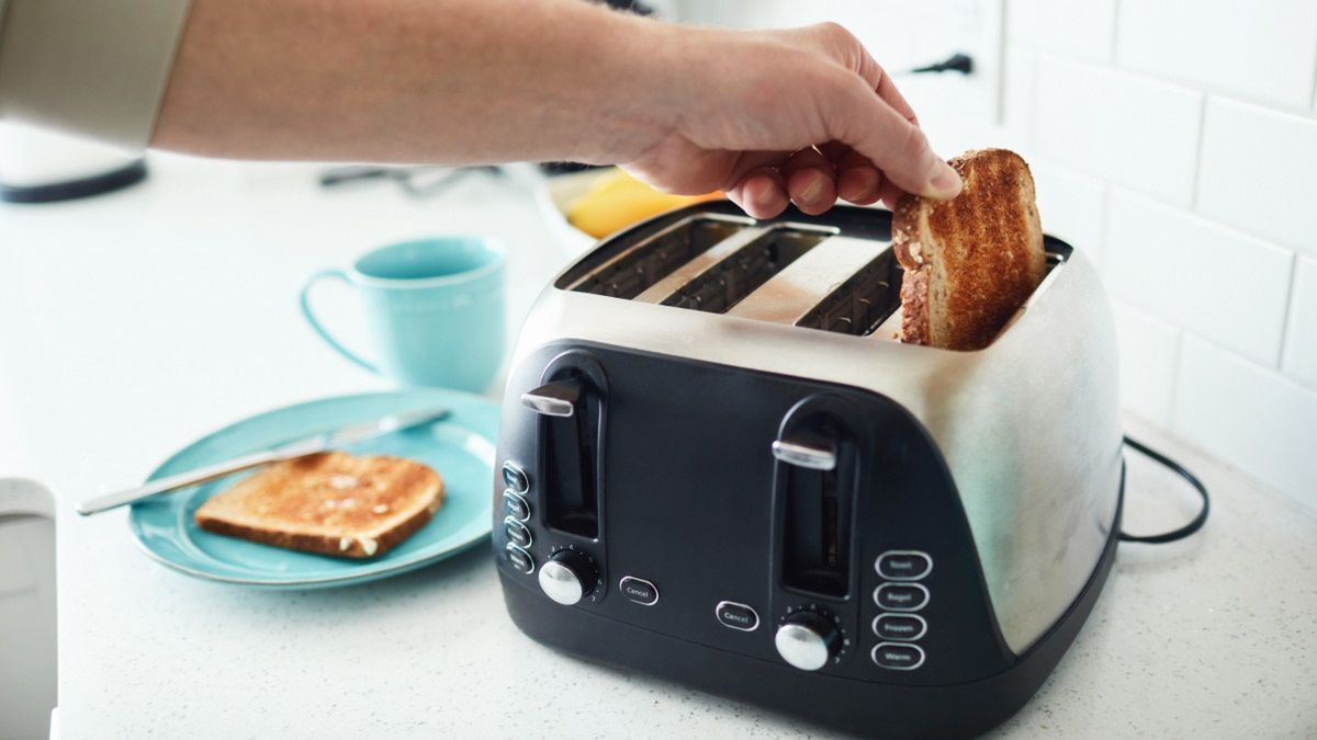El fácil y sorprendente truco para limpiar tu tostadora de pan: en pocos pasos te quedará como nueva