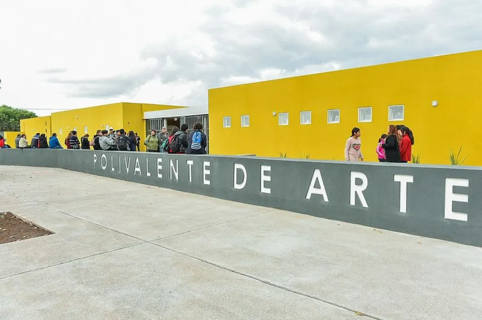  Denunció acoso y terminó amenazando con un bate de béisbol a sus compañeros del polivalente de arte