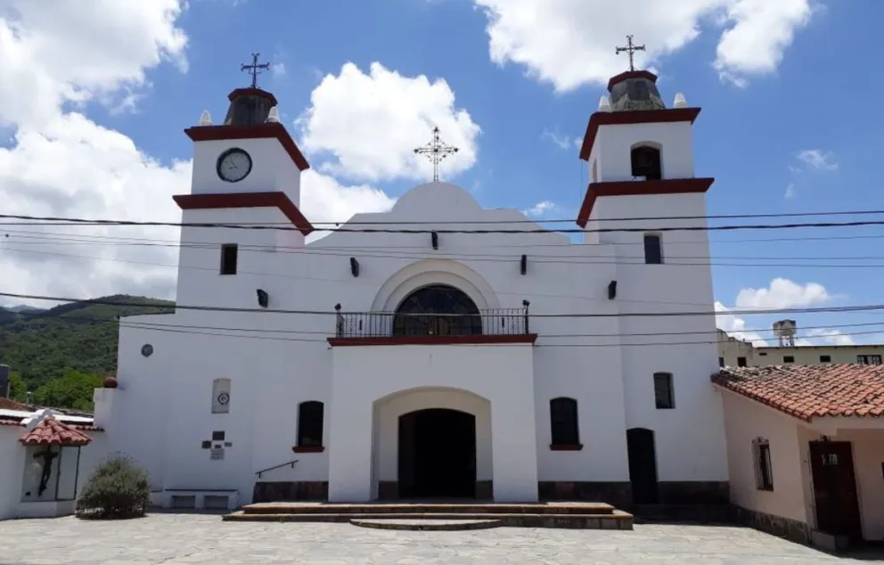 Repudio: un salteño, para ganar popularidad, pintó a la virgen mostrando los senos y la exhibe en la vereda