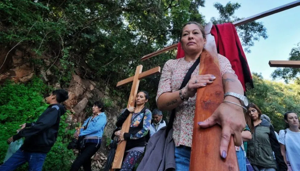 Devoción en las alturas: cientos de salteños participaron del Vía Crucis al Cerro San Bernardo