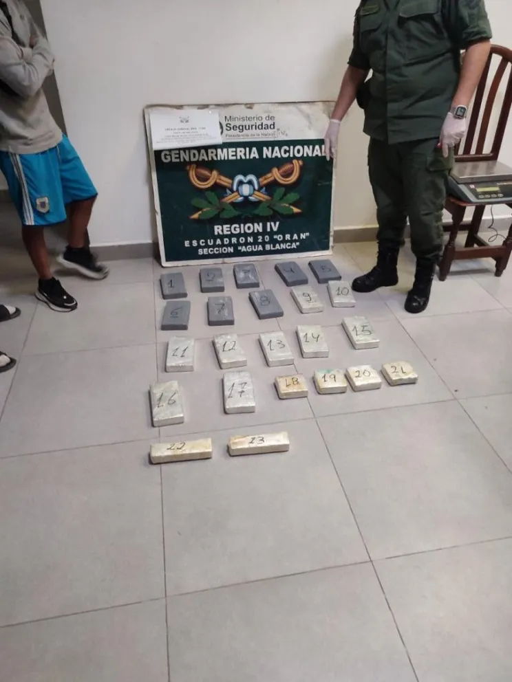 La gendarmería salteña detuvo a un hombre que intentó pasar la frontera con cocaína en la mochila
