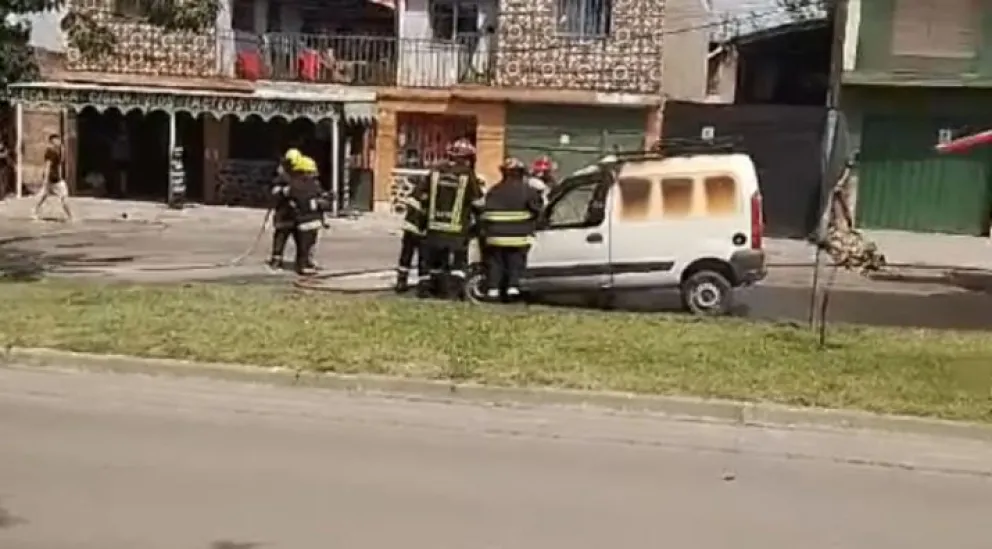 Conmoción en el macrocentro salteño: una camioneta se incendió en Av. Arenales