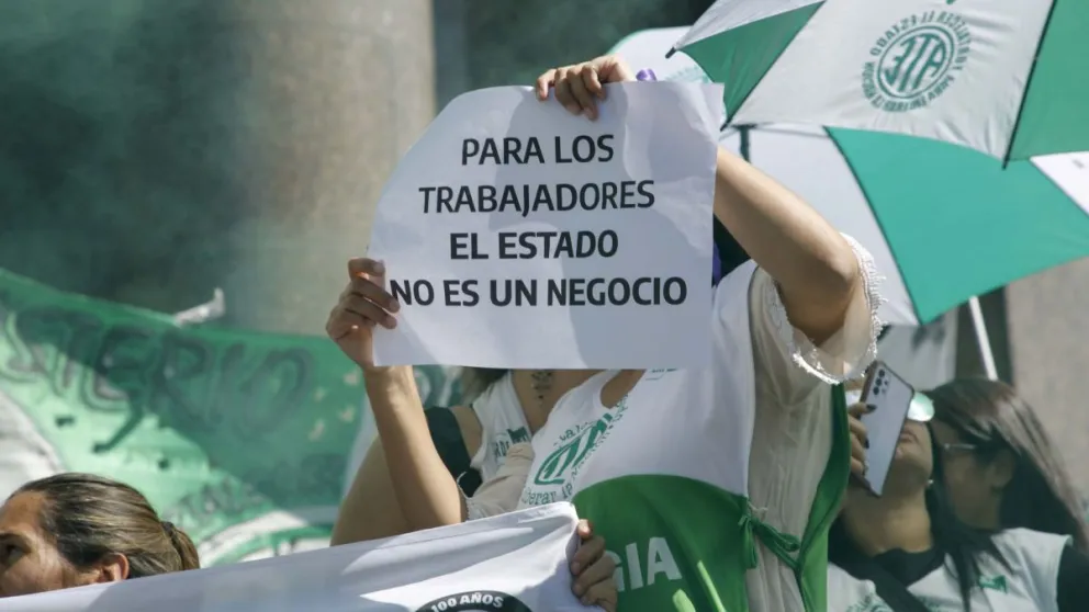 Despidos estatales: el Gobierno renovó algunos contratos por tres meses pero podrían darlos de baja 
