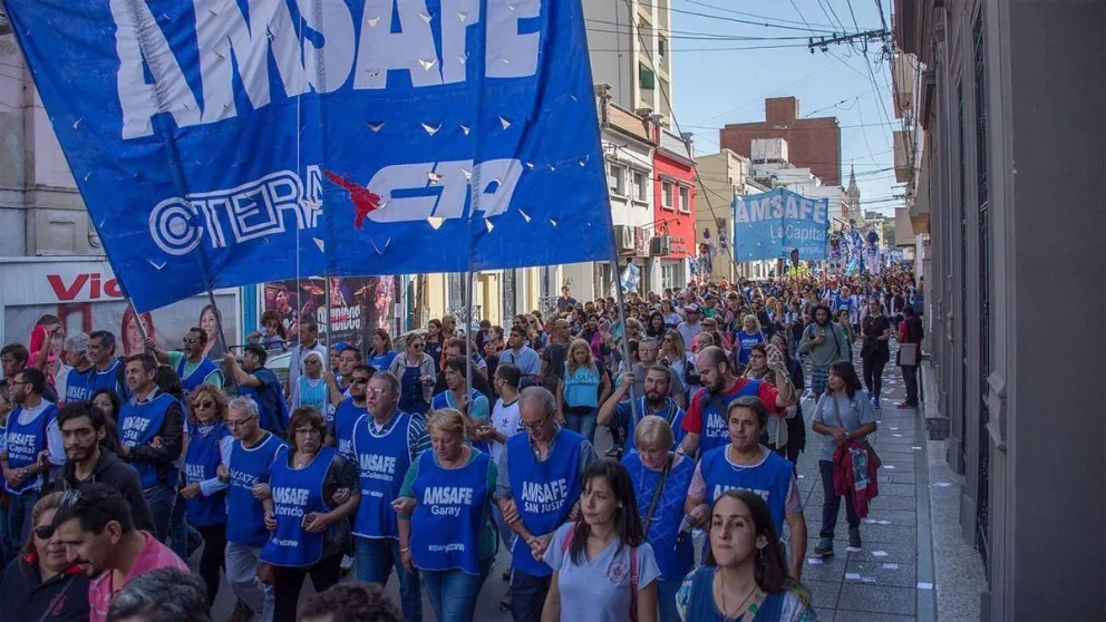 Se hizo oficial: Javier Milei terminó eliminando por decreto el Fondo de Incentivo Docente
