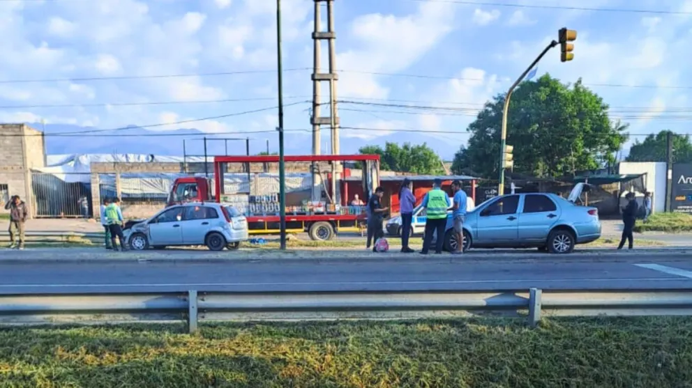 Conmoción en la entrada al barrio Lavalle: fuerte accidente en Av. Tavella