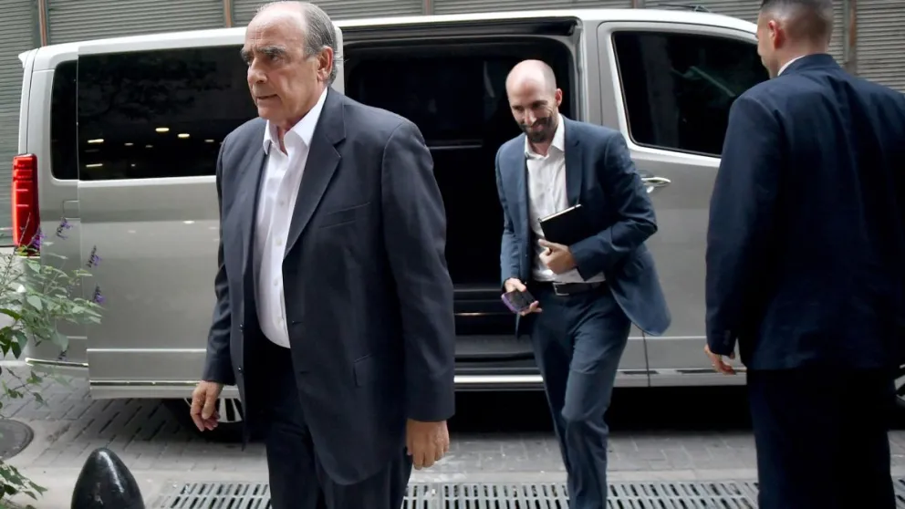 El Gobierno apura las negociaciones para intentar aprobar la Ley Ómnibus a finales de abril