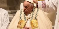 El Papa Francisco reapareció en la Vigilia Pascual tras la ausencia en el Vía Crucis 