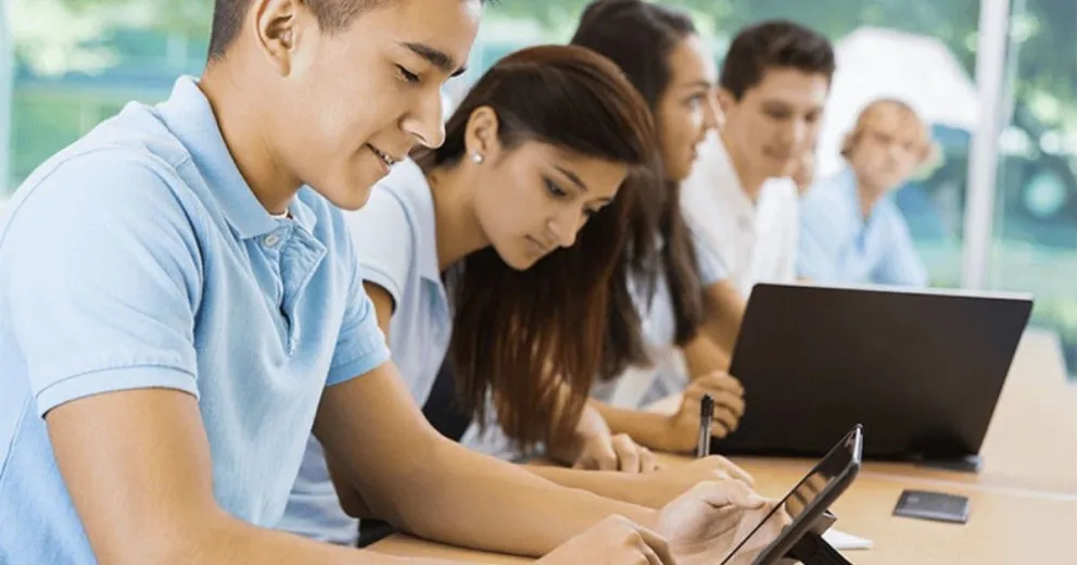 Lanzan becas para aprender Inteligencia Artificial: cómo anotarse y quiénes son los beneficiarios