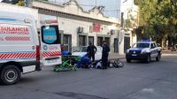 En pleno feriado: dos salteños en moto chocaron contra un auto estacionado en la calle Alvarado 