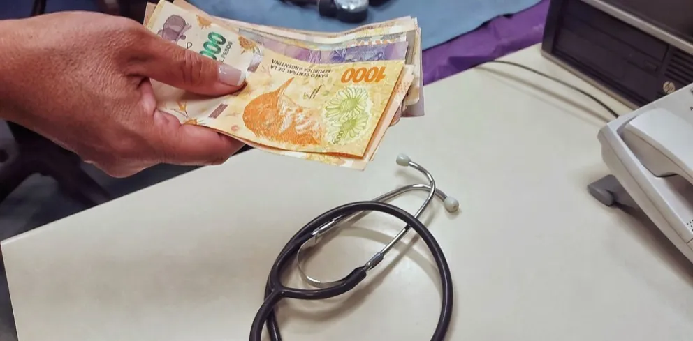 Pese al aumento en las prepagas, aseguran que a los médicos no les alcanza con su profesión para subsistir