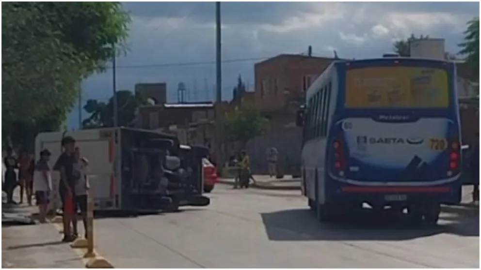 Impactante accidente en Barrio Solidaridad: un camión chocó contra un colectivo SAETA y terminó volcando