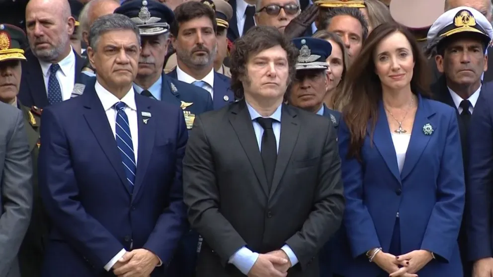 Javier Milei en el acto por Malvinas: abrazó a la vice y llamó a la “reconciliación” con las FF.AA.