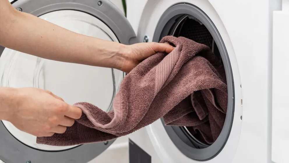 Aprendé a hacer esta mezcla casera para eliminar los restos de tintura de pelo que quedan en tus toallas